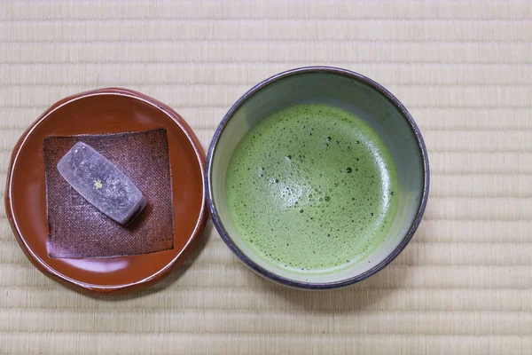 Japanskt grönt te med traditionell dessert — Stockfoto