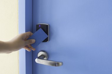 Sol elini tut anahtar kartı dokunmatik elektronik pad kilit erişim Devamı üzerinde
