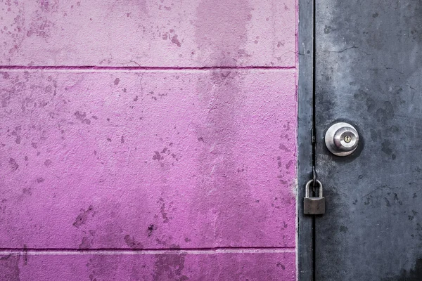 Porta de metal cinza rústico com bloqueio na textura mancha wal — Fotografia de Stock