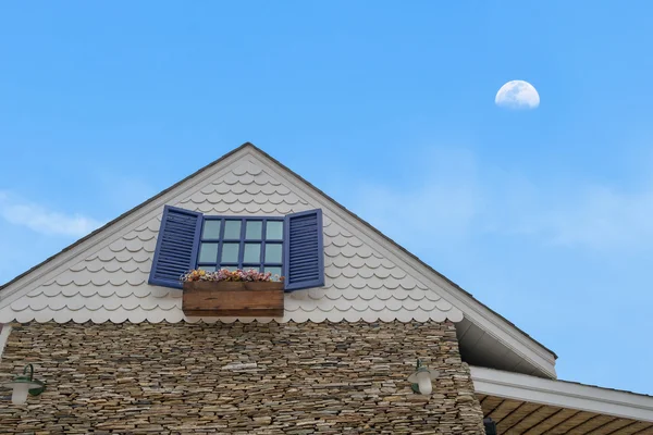 Traditionelles Giebelhaus mit Mondhimmel — Stockfoto