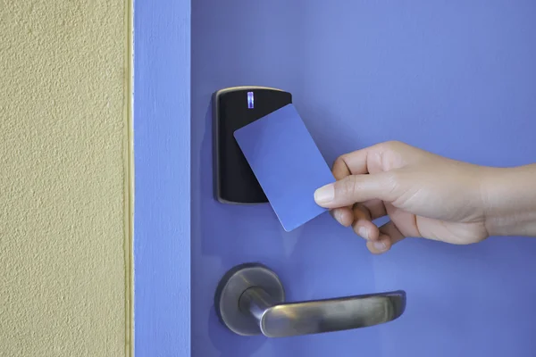 Hand houden key-card op toegang controle toetsenblok vergrendelen Rechtenvrije Stockafbeeldingen