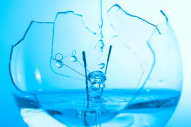 Kırık elektrik lambası suda