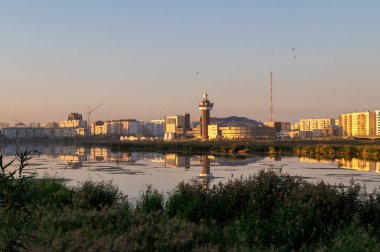 Günbatımı için Triumph Stadyumu ve Saisary Gölü manzarası