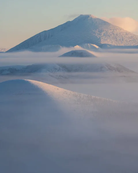 Nebel Auf Dem Oltschanski Pass Bezirk Oymjakonski Morgenlandschaft Mit Schneebedeckten — Stockfoto