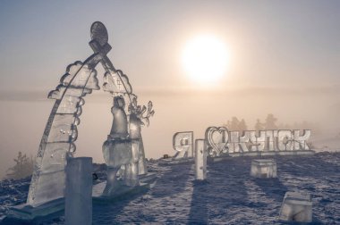 Rusça 'da Yakutsk' a bayılırım. Tepeden Yakutsk şehri manzaralı kış manzarası. Yakutsk şehri yoğun sis altında gizlidir. Sisteki şehrin en üst manzarası. Düzlüklerde biriken soğuk nedeniyle yoğun bir sis oluşur.. 