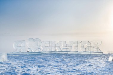 Rusça 'da Yakutsk' a bayılırım. Tepeden Yakutsk şehri manzaralı kış manzarası. Yakutsk şehri yoğun sis altında gizlidir. Sisteki şehrin en üst manzarası. Yoğun bir sis...