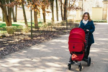 Anne bebek arabası ile yürüyüş