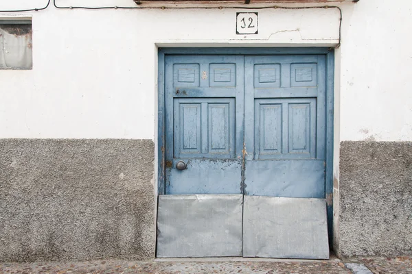 Eski mavi kapı — Stok fotoğraf