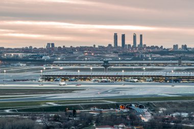 Madrid-Barajas Havaalanı günbatımı sırasında