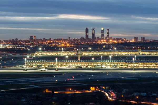 Aeropuerto de Madrid-Barajas durante la noche — Foto de Stock