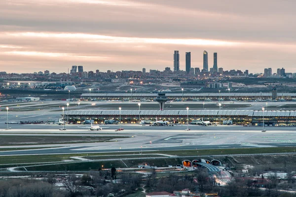 De luchthaven Madrid-Barajas tijdens zonsondergang Rechtenvrije Stockafbeeldingen