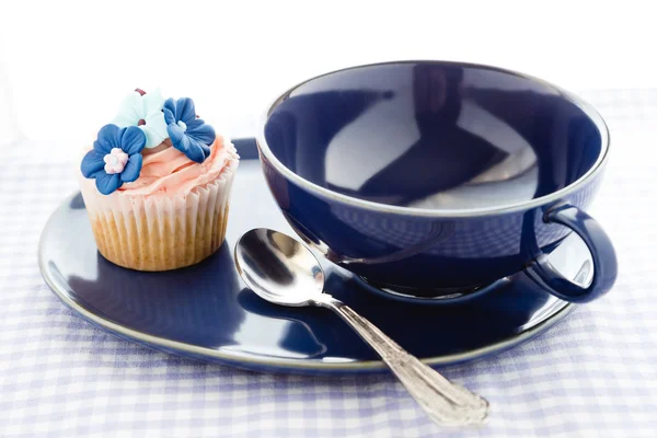 Cupcake e copo azul — Fotografia de Stock