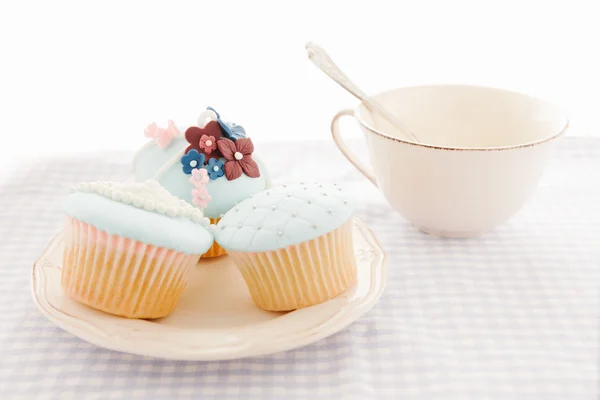 Cupcakes e copo branco — Fotografia de Stock