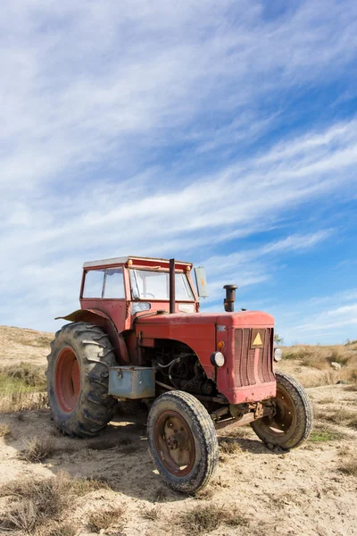Alter roter Traktor — Stockfoto