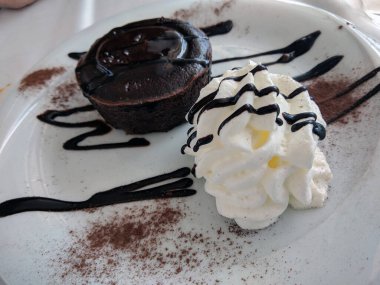 Çikolata kremalı olabilir.