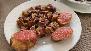 Tipik İspanyol torreznos yemeği.