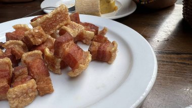 Tipik İspanyol torreznos yemeği.