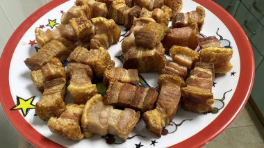 Tipik İspanyol torreznos yemeği.