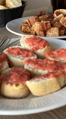 Tipik İspanyol torreznos yemeği.