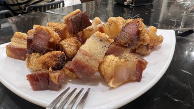 Tipik İspanyol torreznos yemeği.