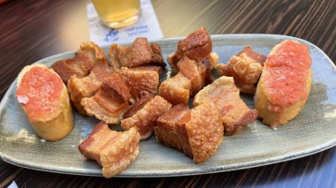 Tipik İspanyol torreznos yemeği.