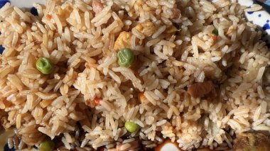 Beyaz tabakta nefis kızarmış pirinç..