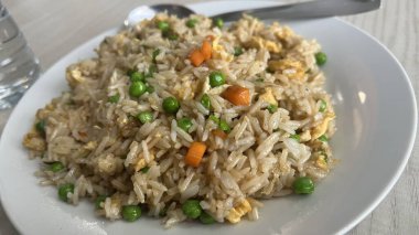 Beyaz tabakta nefis kızarmış pirinç..