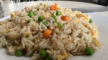 Beyaz tabakta nefis kızarmış pirinç..