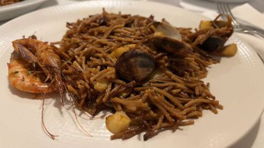 Fideua (geleneksel bir İspanyol tarifi).