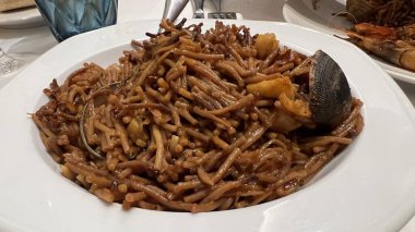 Fideua (geleneksel bir İspanyol tarifi).