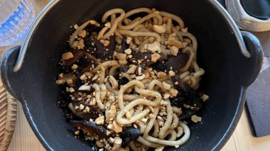 Japon erişteleri 'Yakisoba' bir kase üzerinde.