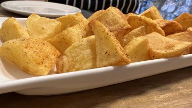 İspanyol patatesi bravas, sıcak domates soslu kızarmış patates..