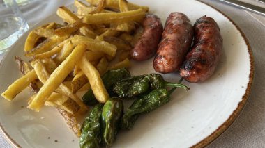 Izgarada pişirilmiş lezzetli ev yapımı sosis..