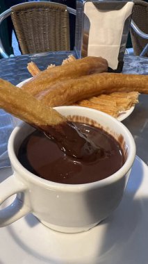 Lezzetli İspanyol geleneksel çikolatalı churros yemeği..