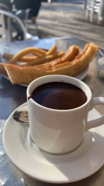 Lezzetli İspanyol geleneksel çikolatalı churros yemeği..