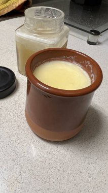 Bal ile servis edilen geleneksel kaymak.