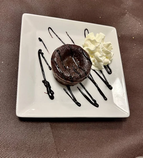 Lezzetli Çikolatalı Lav Keki ve Pudra Şekeri.