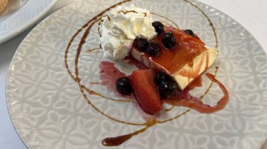 Altın kapaklı fırında peynirli kek, ev yapımı tatlı.