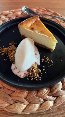 Altın kapaklı fırında peynirli kek, ev yapımı tatlı.