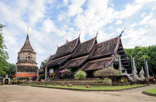 Oude houten tempel in Chiang Mai, Thailand — Stockfoto