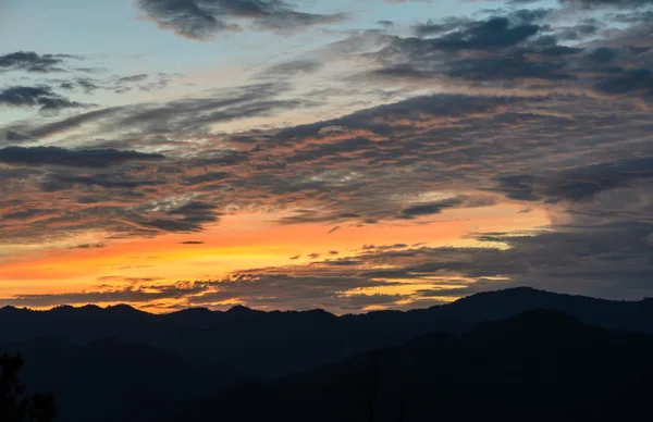 Hermosa vista del paisaje del atardecer de montaña —  Fotos de Stock