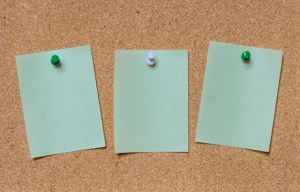 Blank green note pinned on cork board — Stock Photo, Image