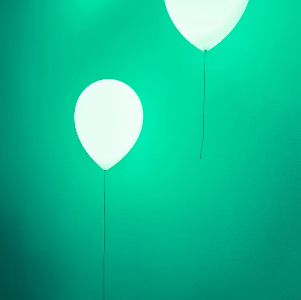 Lampe en forme de ballon sur mur vert — Photo