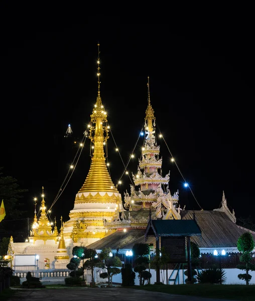 Templo estilo birmanês iluminado à noite — Fotografia de Stock