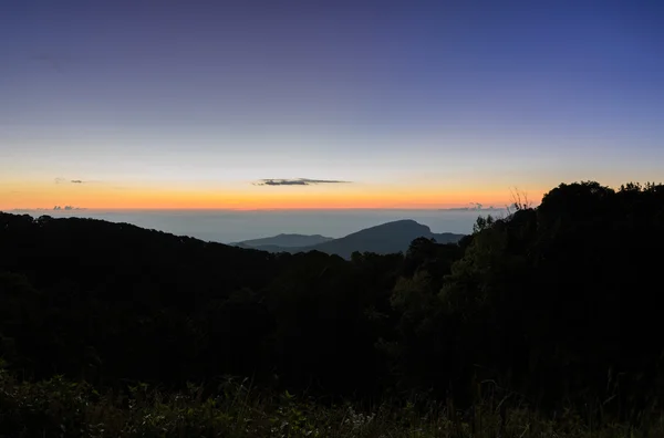 Paisaje del amanecer sobre montañas —  Fotos de Stock