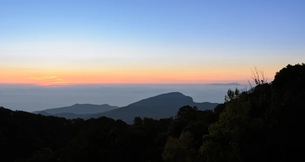 Paisaje del amanecer sobre montañas —  Fotos de Stock