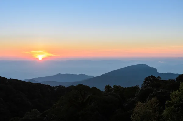 Hermosa vista del amanecer con cadenas montañosas —  Fotos de Stock