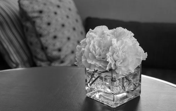 Flor de cravo rosa em um vaso de vidro na mesa — Fotografia de Stock