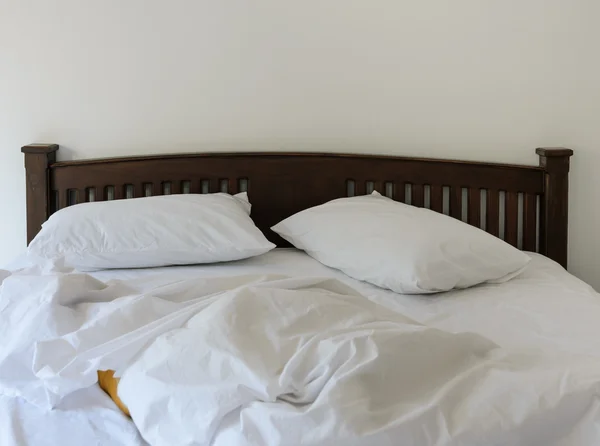 整えられていないベッドの朝の景色 — ストック写真