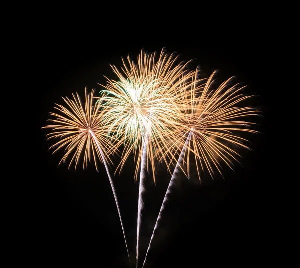 Goldenes Feuerwerk am schwarzen Himmel — Stockfoto